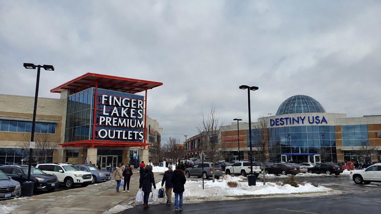 Premium factory outlet corridors, brand clearing displays, and discount fashion shopping centers near Syracuse NY