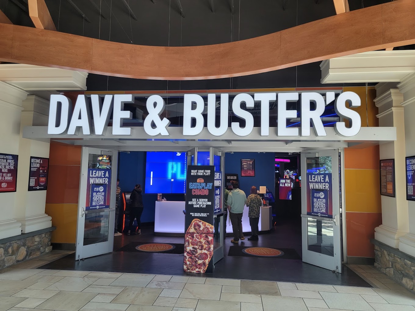 Dave & Buster's Syracuse arcade sports bar Destiny USA NY