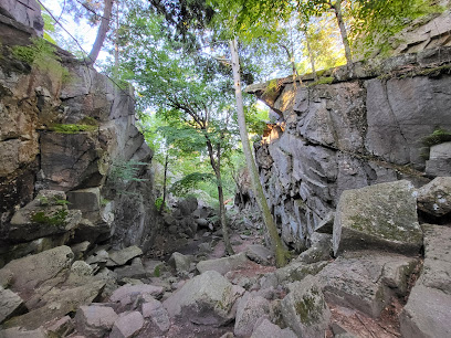 Purgatory Chasm massive granite boulder fissure trail